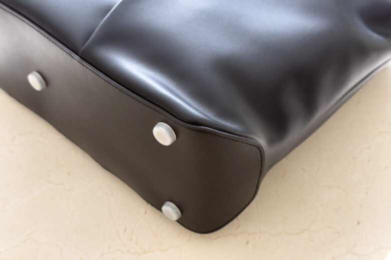 kaai horizon bag review metal feet luxe digital